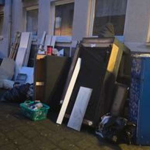 seit Sonntag steht wieder unbekannter Sperrmüll vor dem Haus!